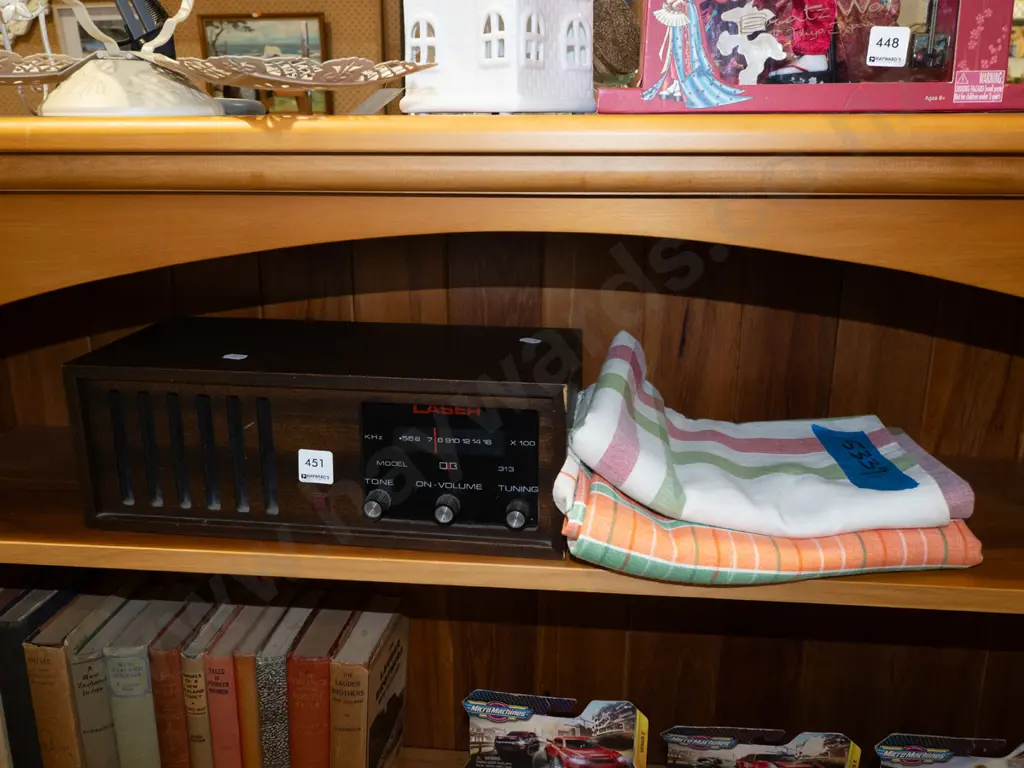 vintage Laser mantel radio, 2x small tablecloths Image 1++