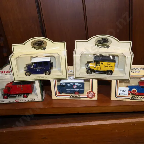 5x boxed vintage model vehicles