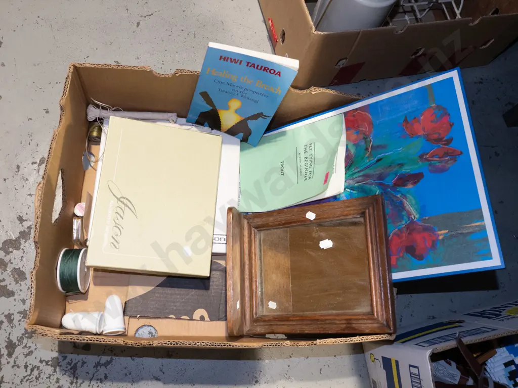 box; mirror, salt and pepper, placemats etc Image 1++