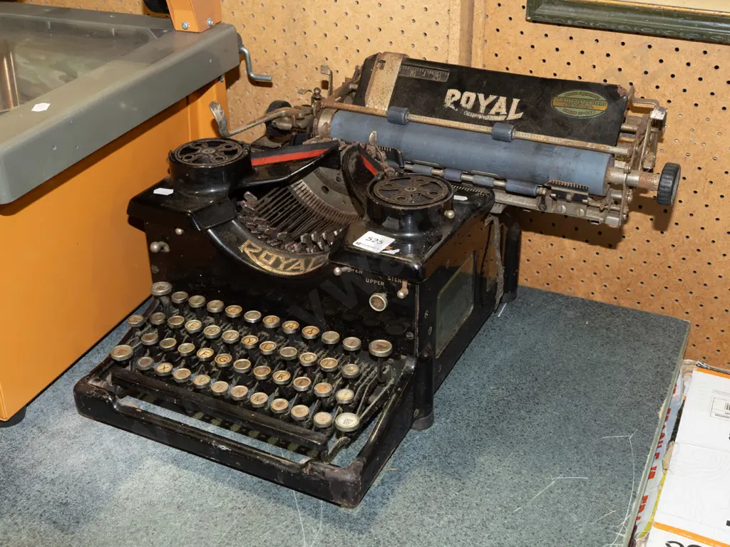 vintage Royal typewriter Image 1++