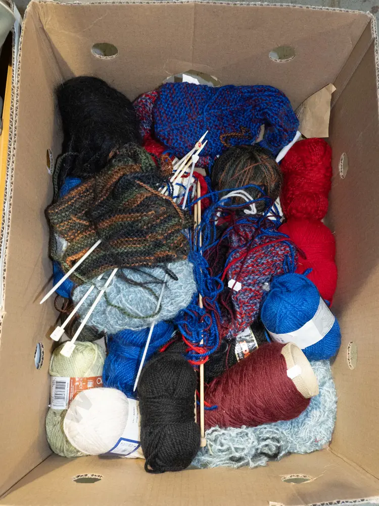 box; knitting yarn etc Image 1++
