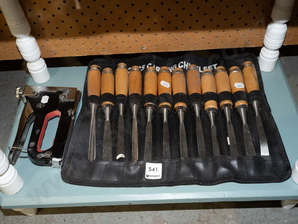 set of carving chisels, staple gun Image 1++