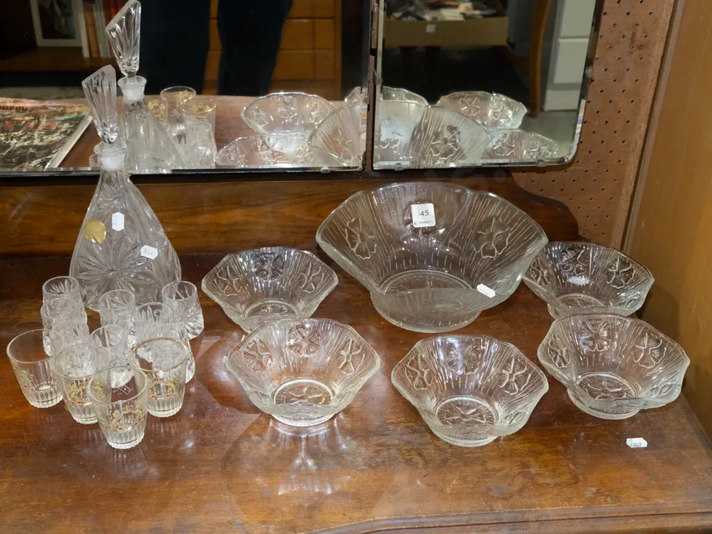 glass sweet set, small decanter, shot glasses Image 1++