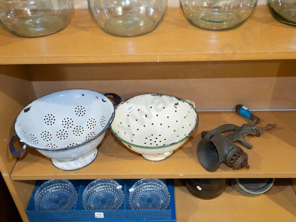 2x enamel colanders, bench top mincer Image 1++