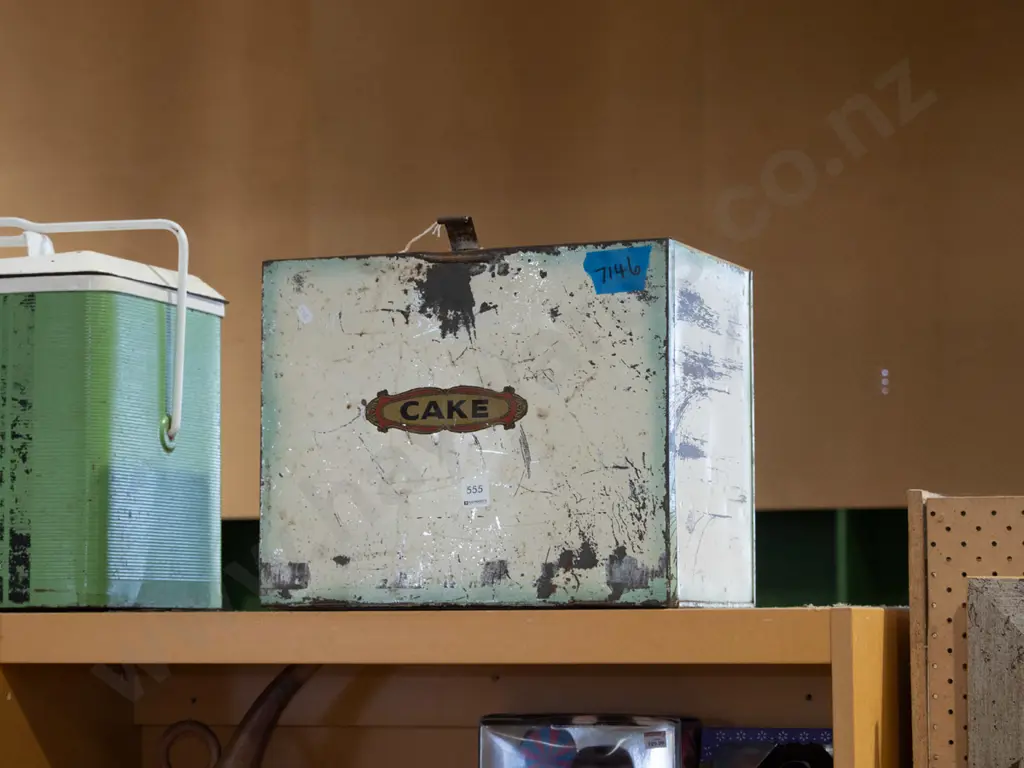 vintage cake tin Image 1++