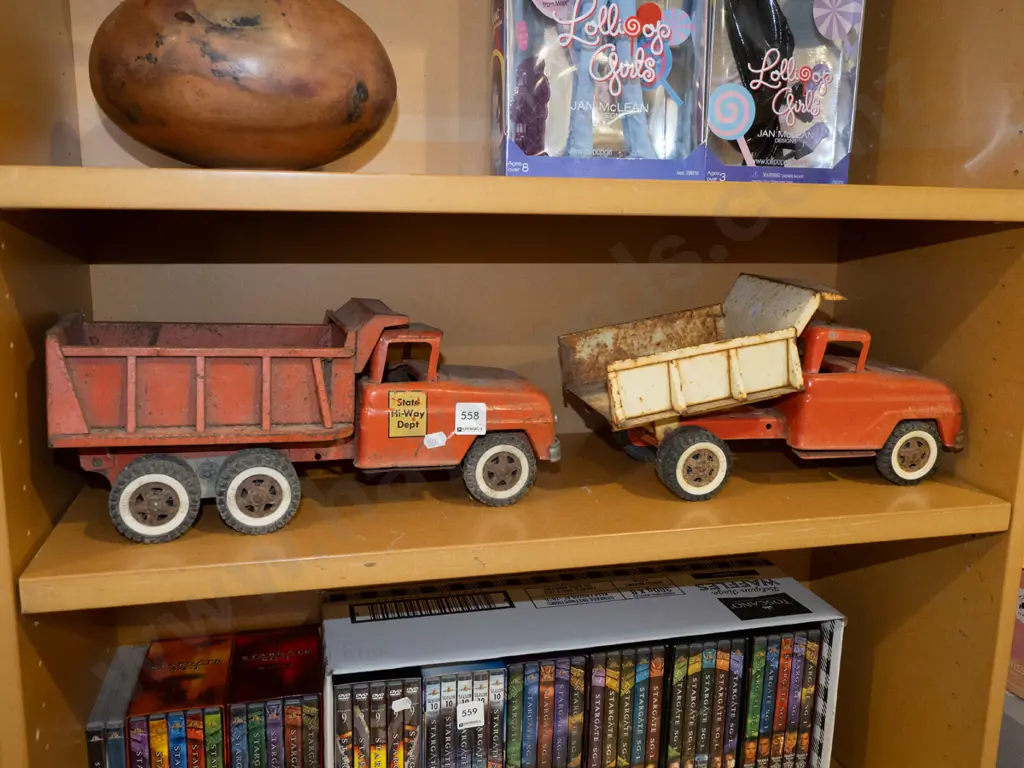 2x tin toy vehicles Image 1++
