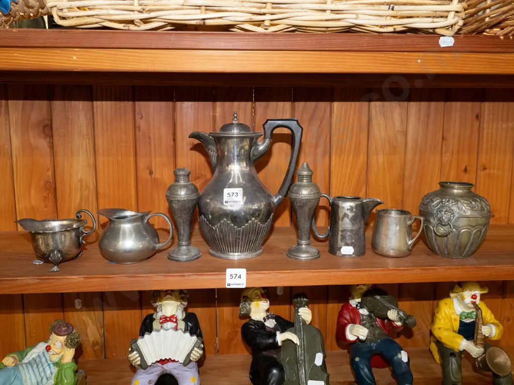 plated ware; jugs, creamers etc Image 1++