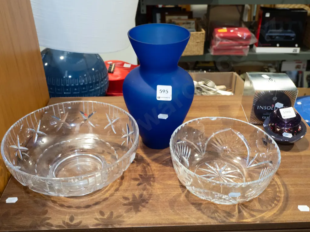 2x cut crystal bowls, blue glass vase H230 Image 1++
