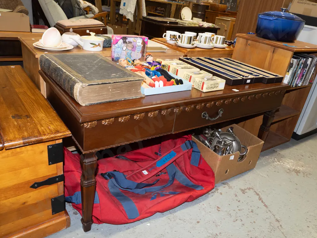 single drawer coffee table with ornate moulding Image 1++