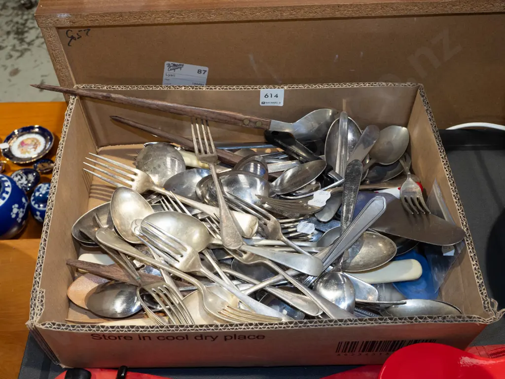 box; cutlery Image 1++