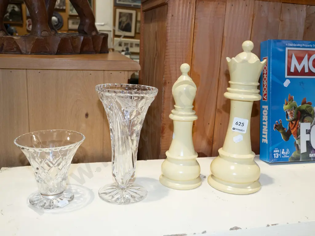 2x cut crystal vases, 2x large chess pieces H270 Image 1++