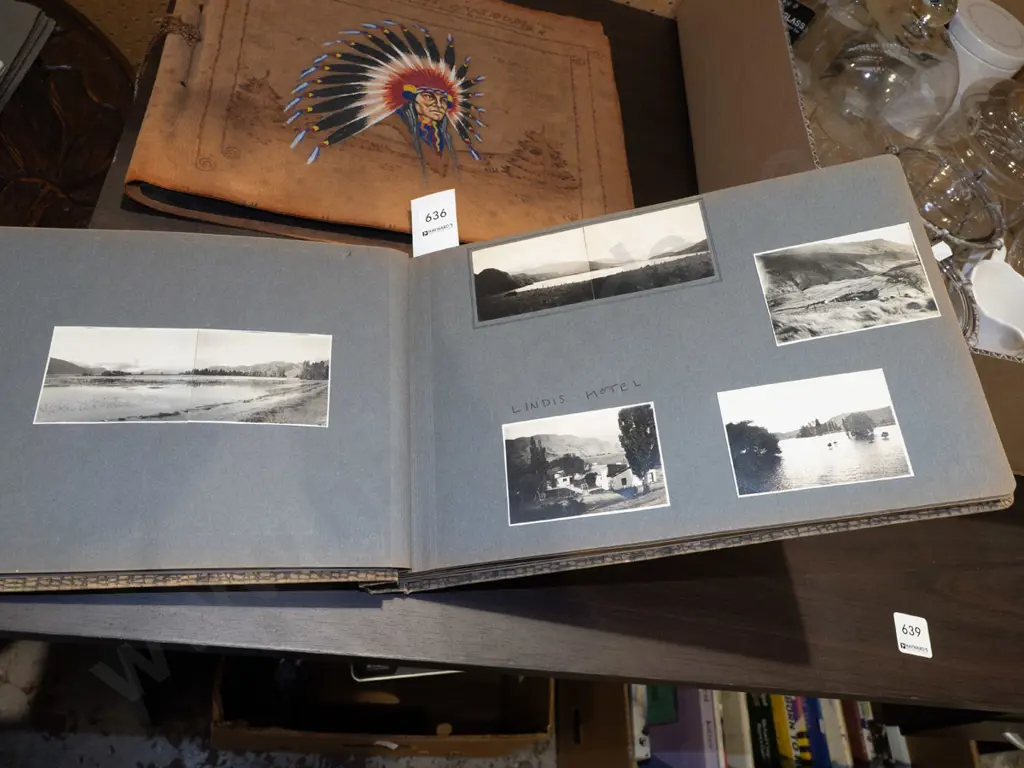 2x photo albums - 1 has no photos Image 1++