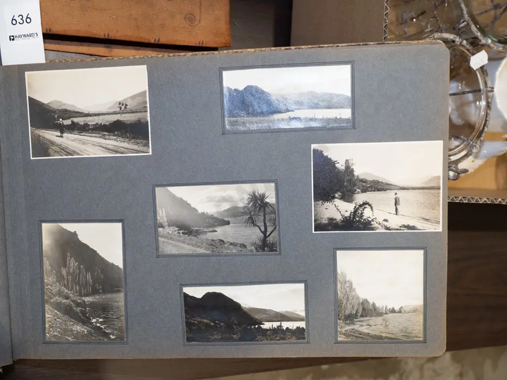 2x photo albums - 1 has no photos Image 1++