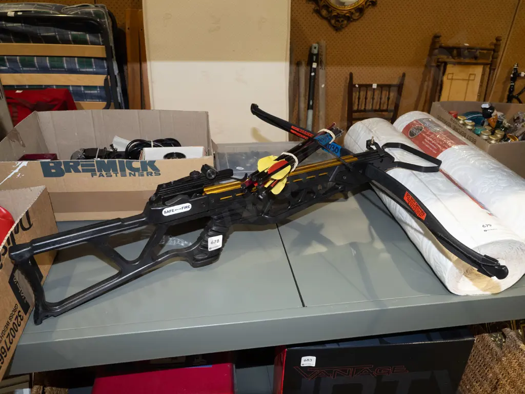 cross bow and bolts Image 1++