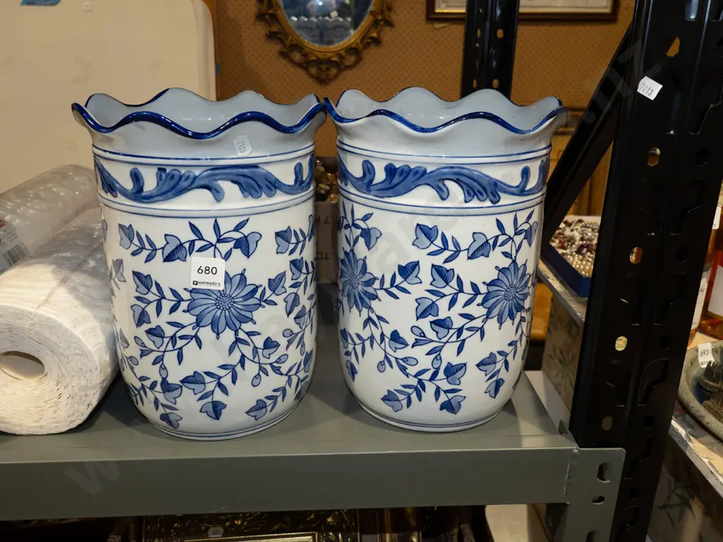 2x blue and white jardinieres H280 Image 1++