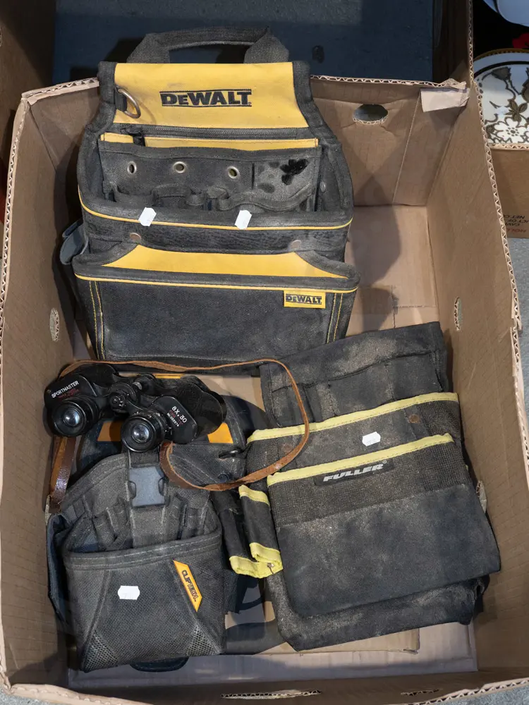 box; builder's belts, binoculars Image 1++