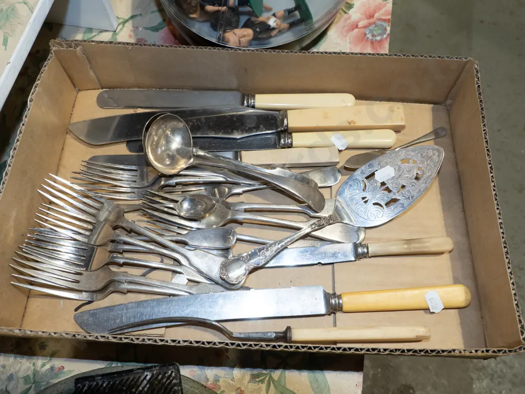 box; cutlery Image 1++