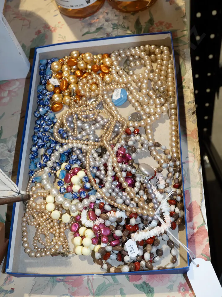 tray of costume jewellery Image 1++