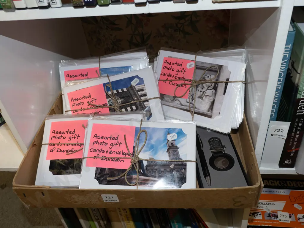 Dunedin gift cards and envelopes, key ring and pen set Image 1++
