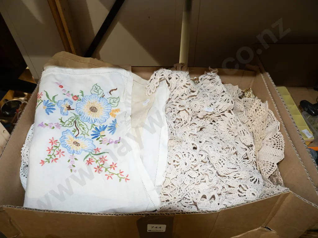 box; hand worked linen, doillies Image 1++