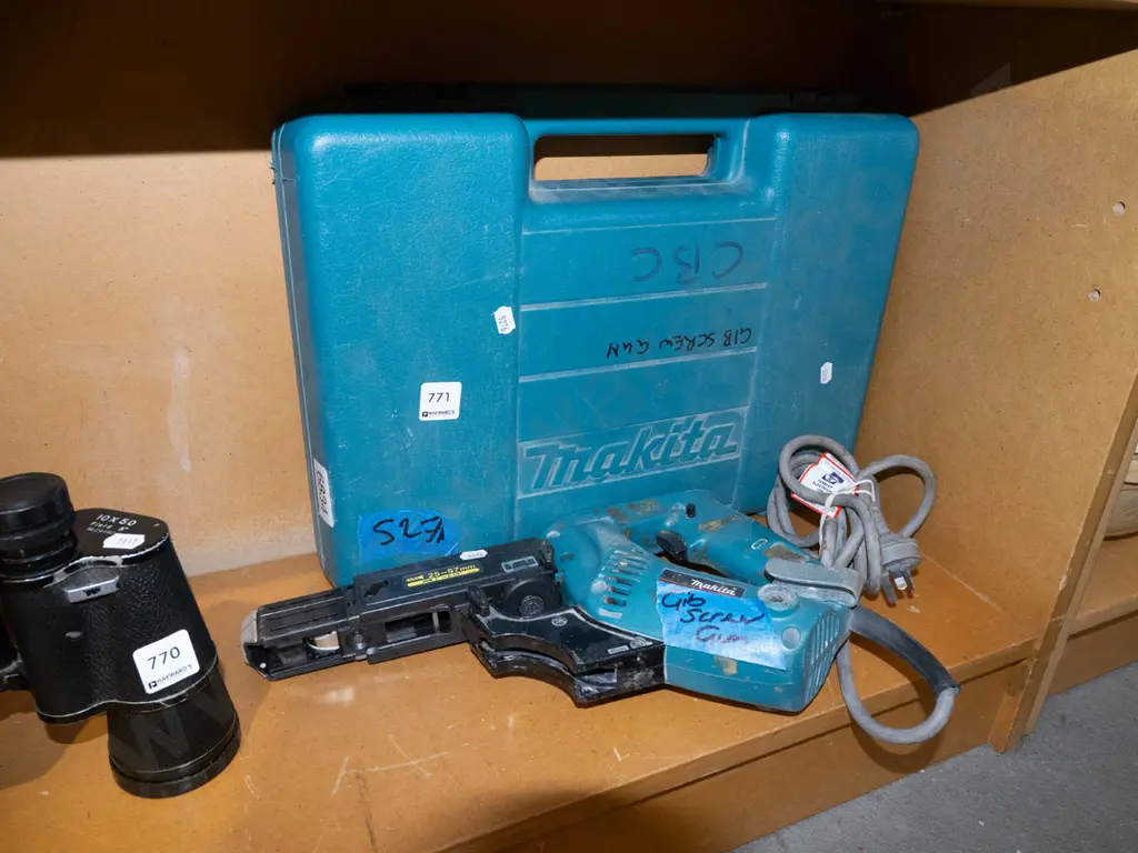 Makita collated screw gun and case Image 1++