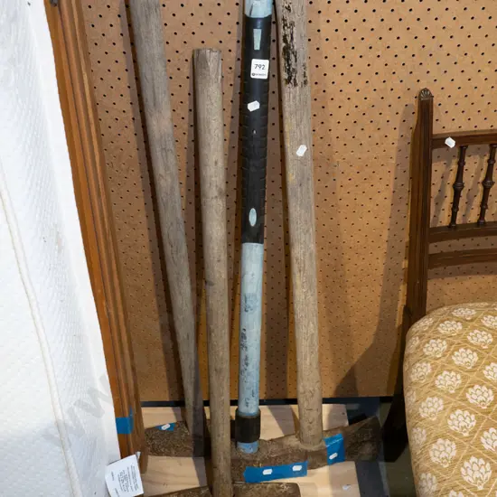 2x vintage mauls, 2x log splitters
