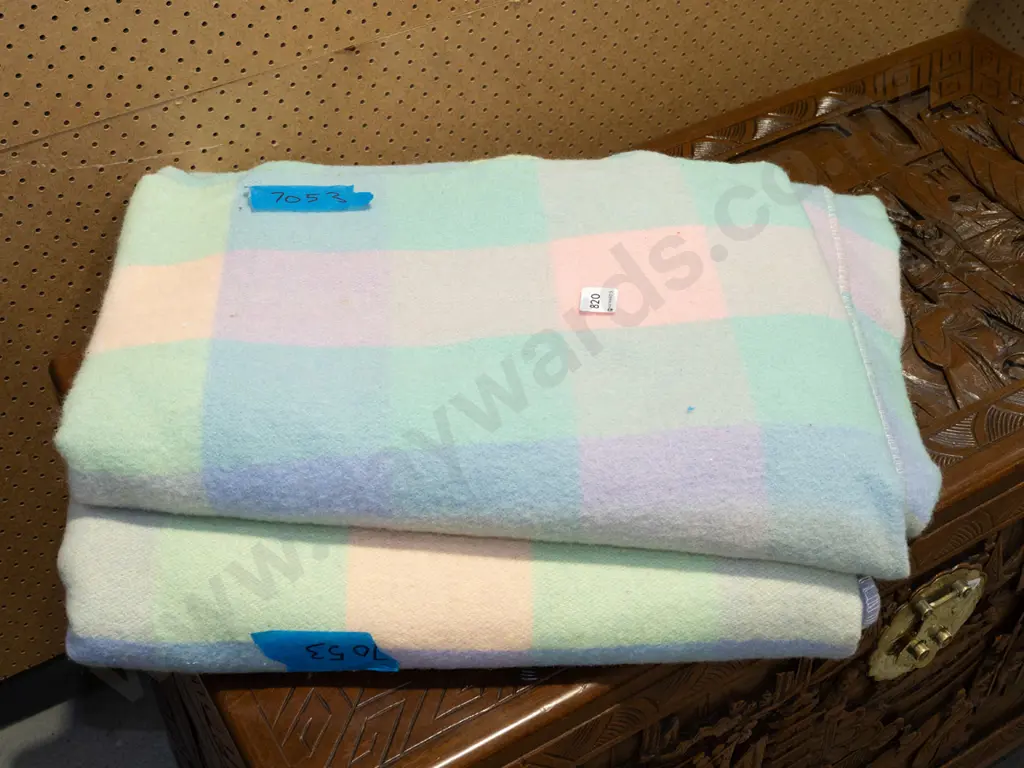 2x woollen blankets Image 1++