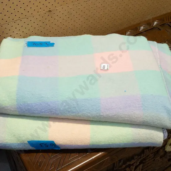2x woollen blankets