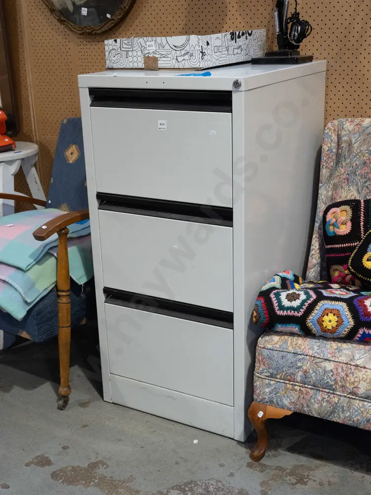 3 drawer filing cabinet - key in office Image 1++