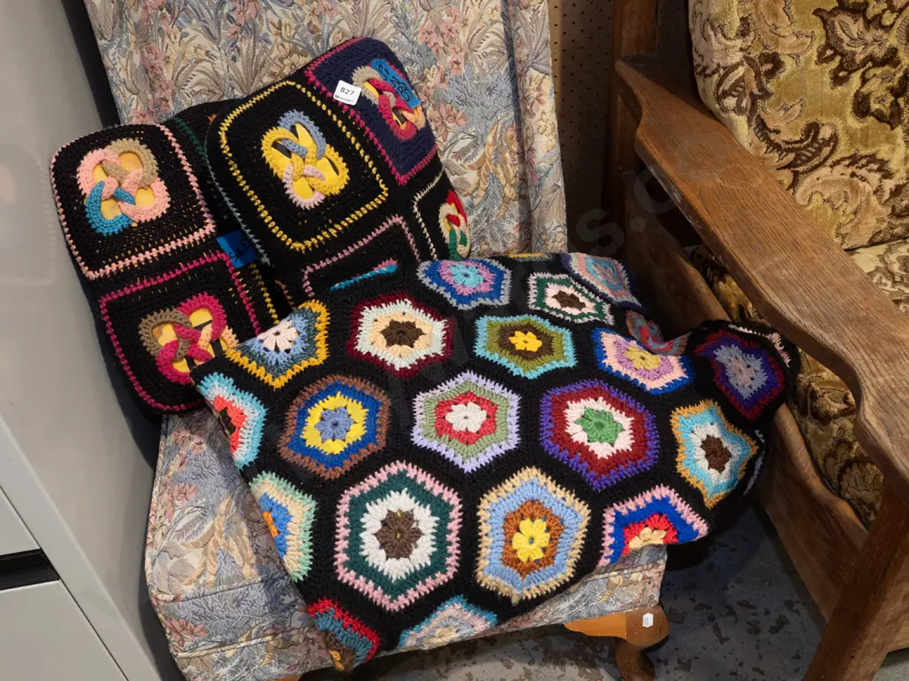 crochet blanket, 2x matching cushions Image 1++