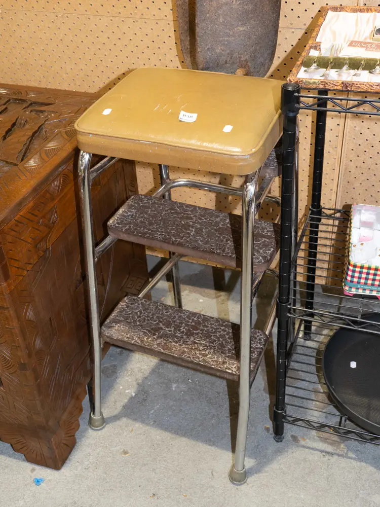 vinyl step stool - cracks to vinyl Image 1++