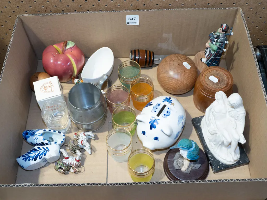 box; piggy bank, shot glasses, figurines etc Image 1++