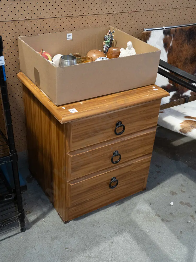mdf faux veneer 3 drawer chest - damage to top Image 1++