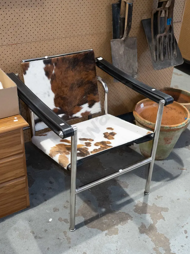 le Corbusier style sling chair - some ripping to vinyl straps Image 1++