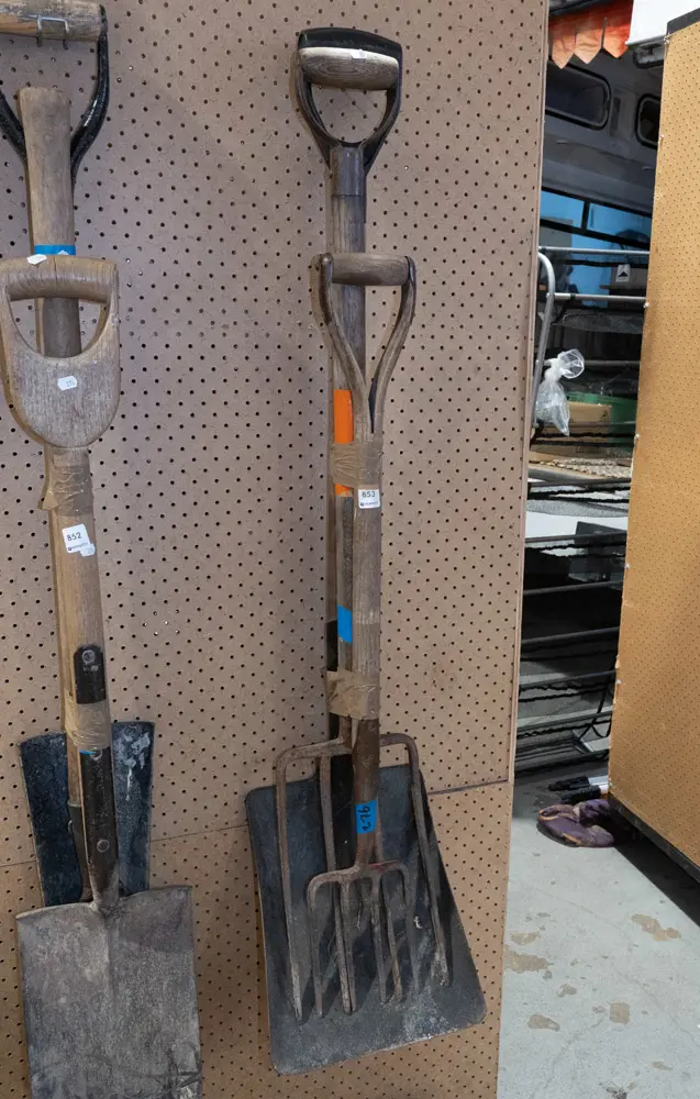 garden tools - rake, 2x shovels Image 1++