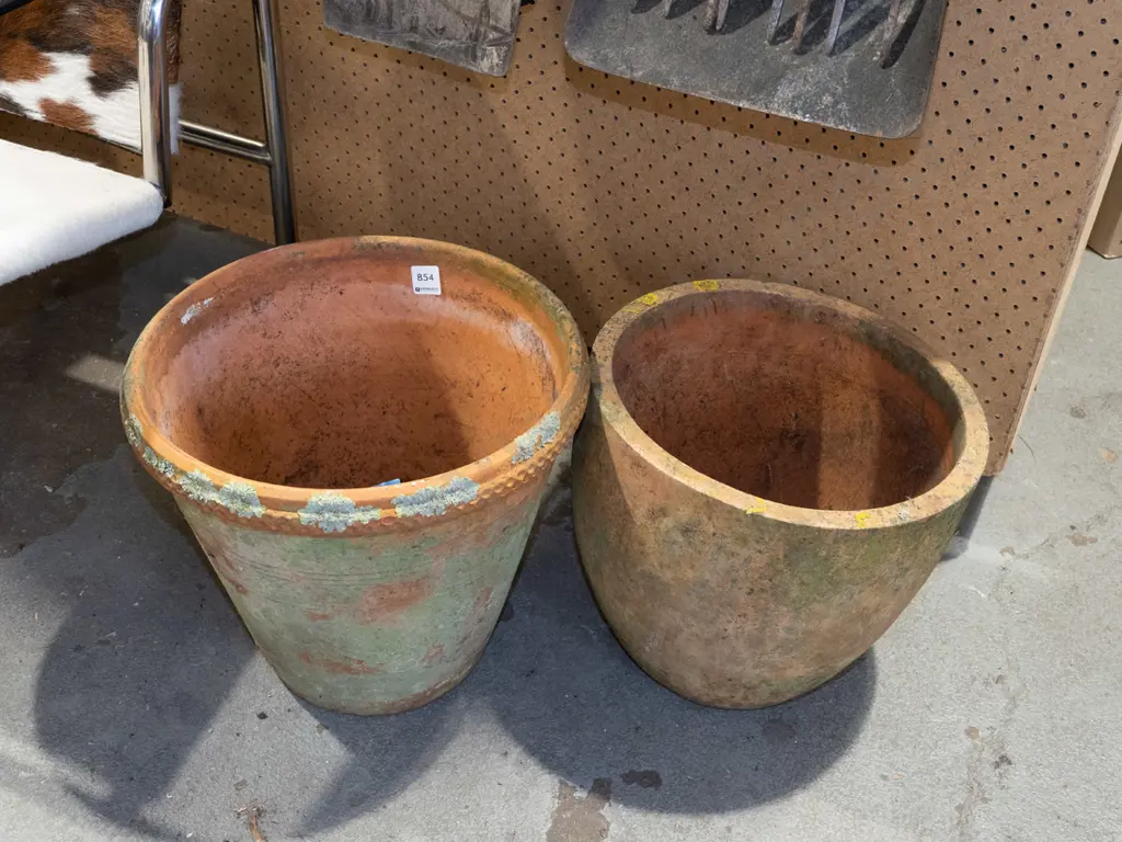 2x terracotta garden planters Image 1++