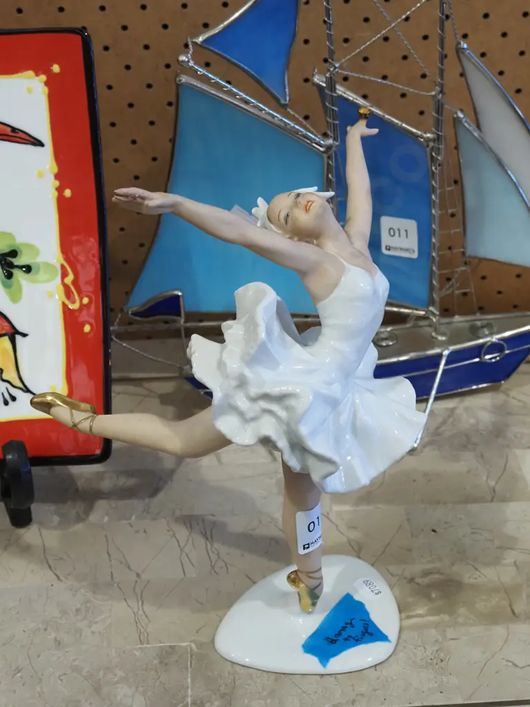 ballerina figurime - repair to finger H2400 Image 1++