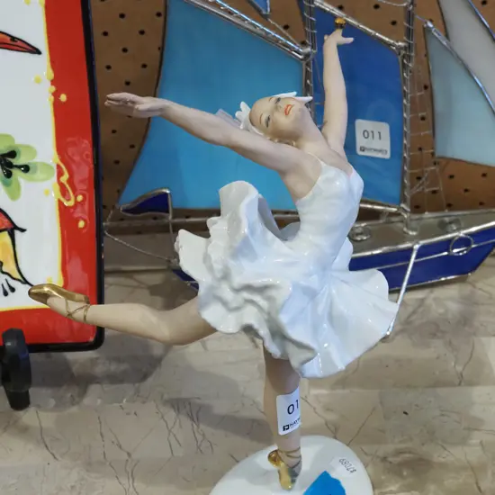 ballerina figurime - repair to finger H2400