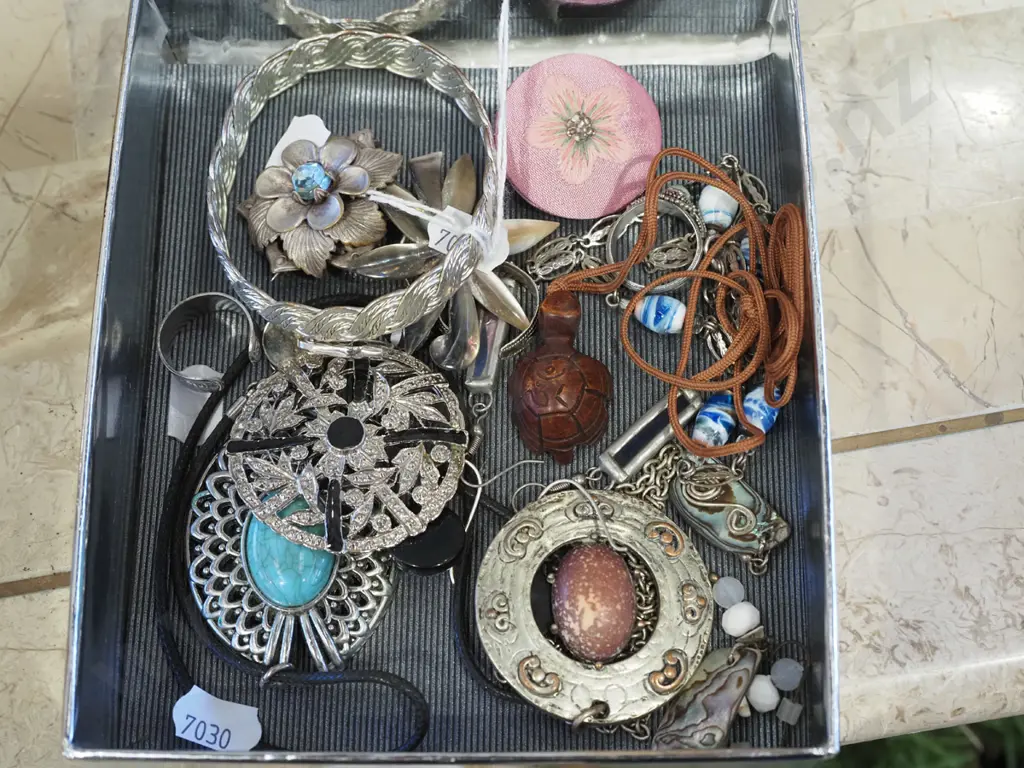 tray of costume jewellery Image 1++