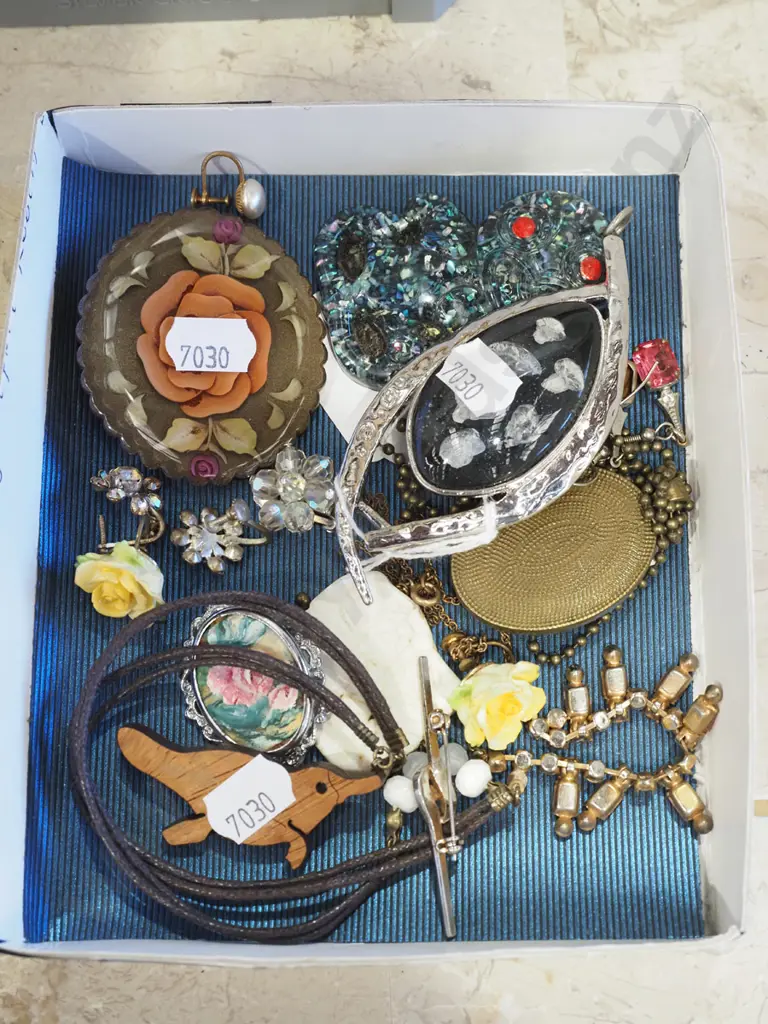 tray of costume jewellery Image 1++