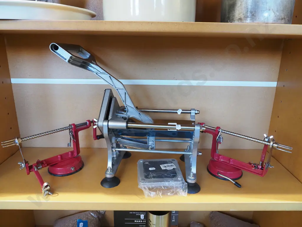 potato chip press, 2x apple corers Image 1++