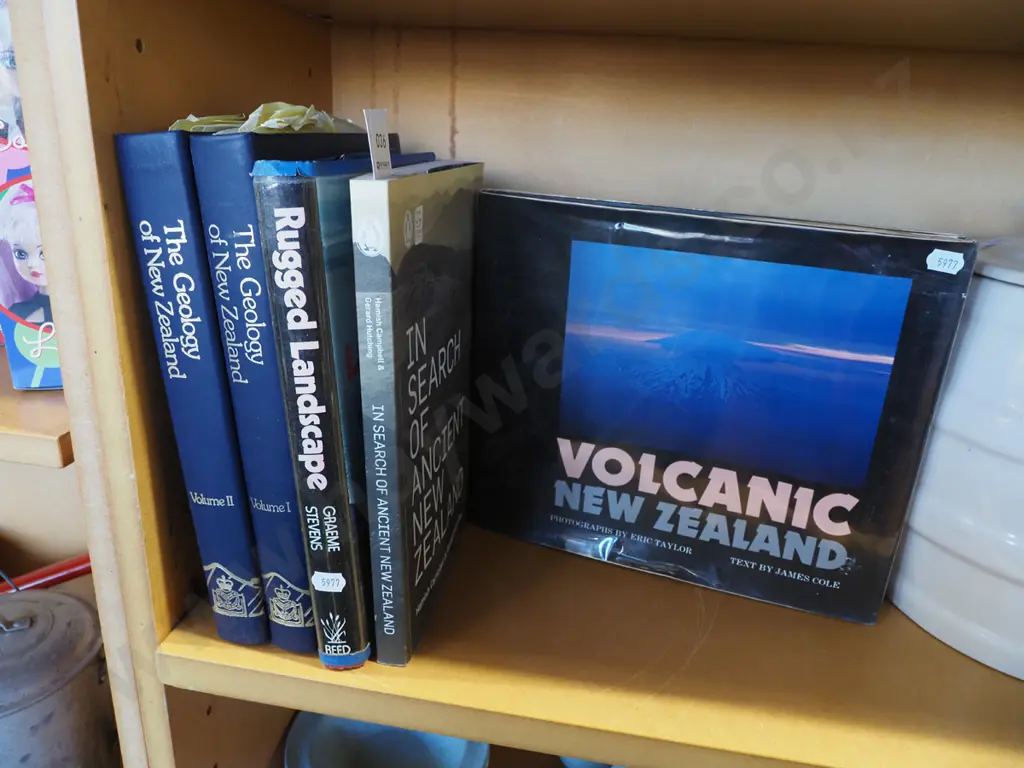 NZ geological books Image 1++