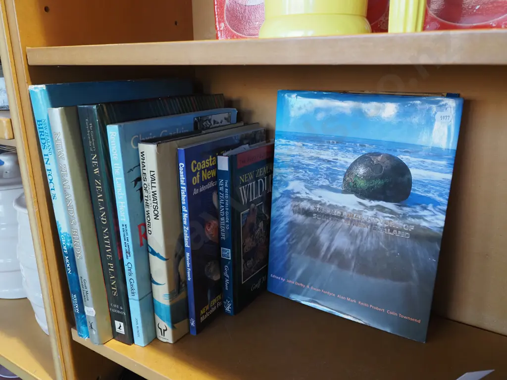 NZ natural history books Image 1++