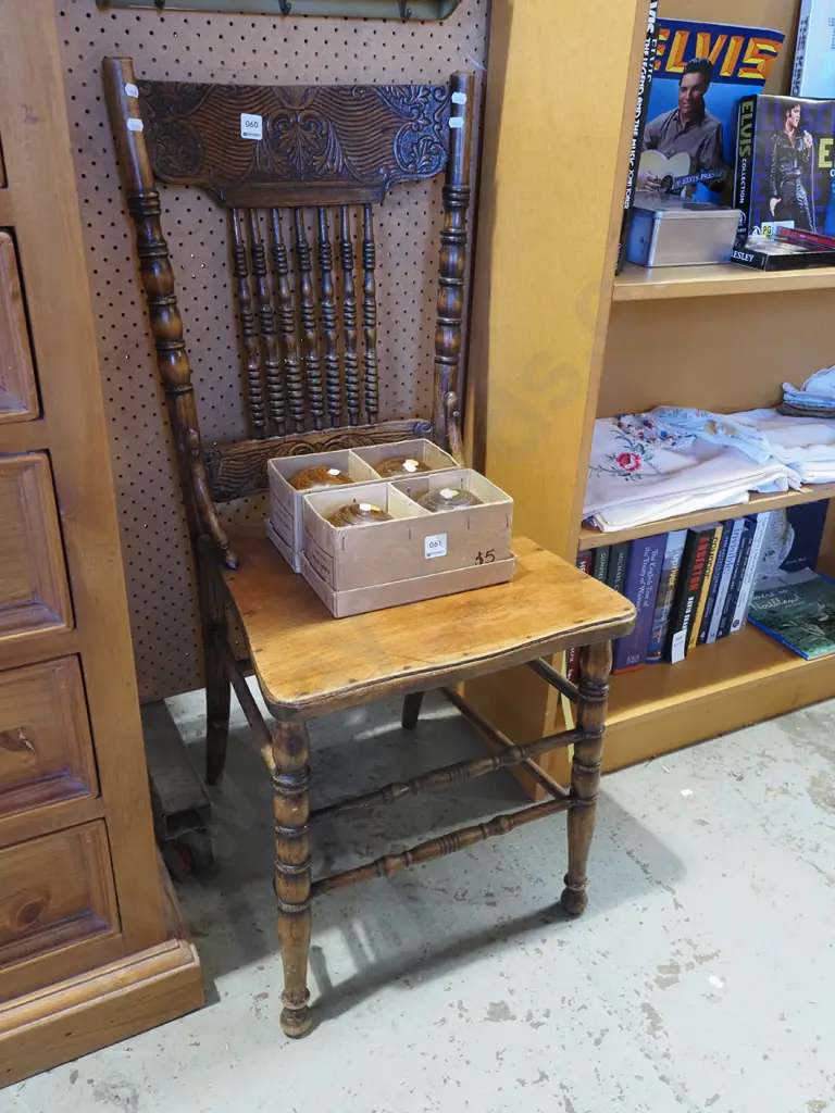 spindle back pressed wood chair Image 1++