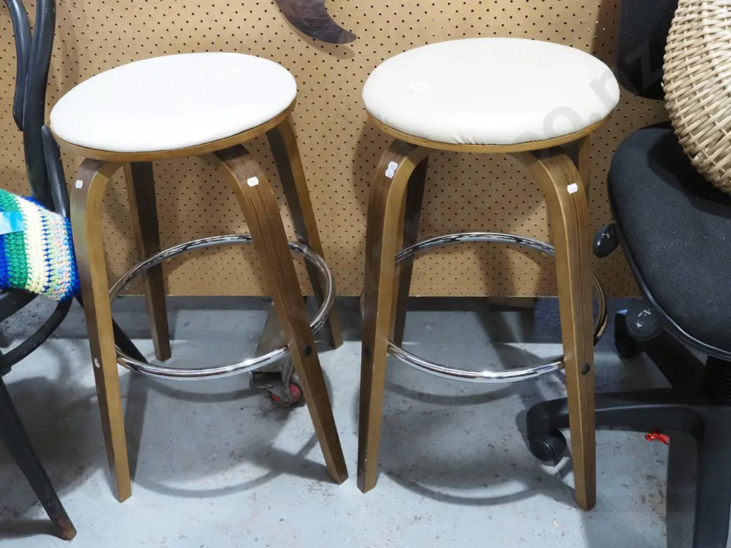2x bentwood vinyl top stools  Image 1++