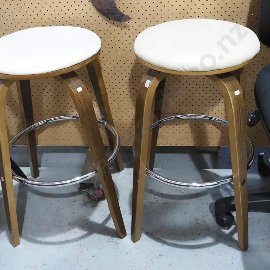2x bentwood vinyl top stools 