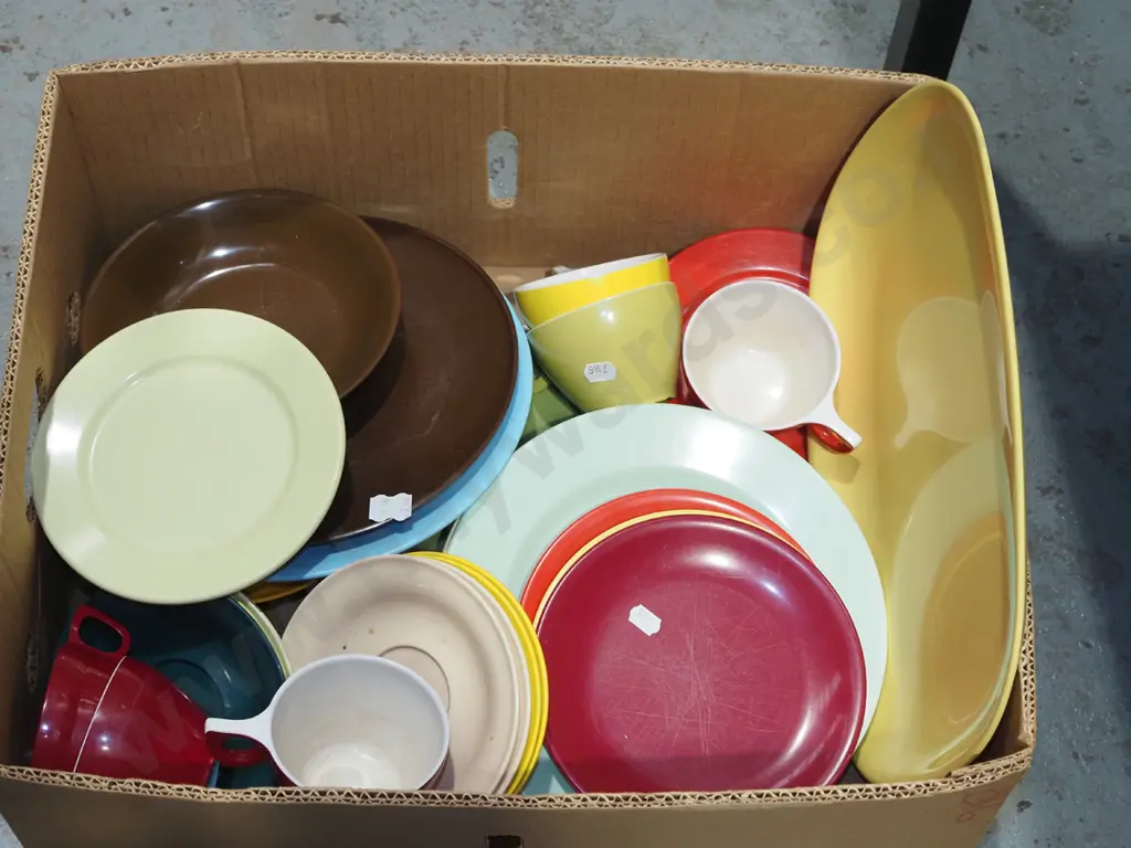 box; plastic Dura Ware plates, cups, ashets Image 1++