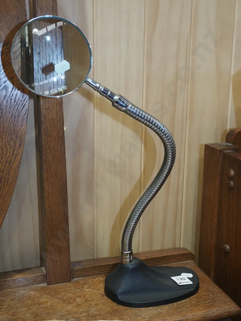 magnifying glass on stand Image 1++