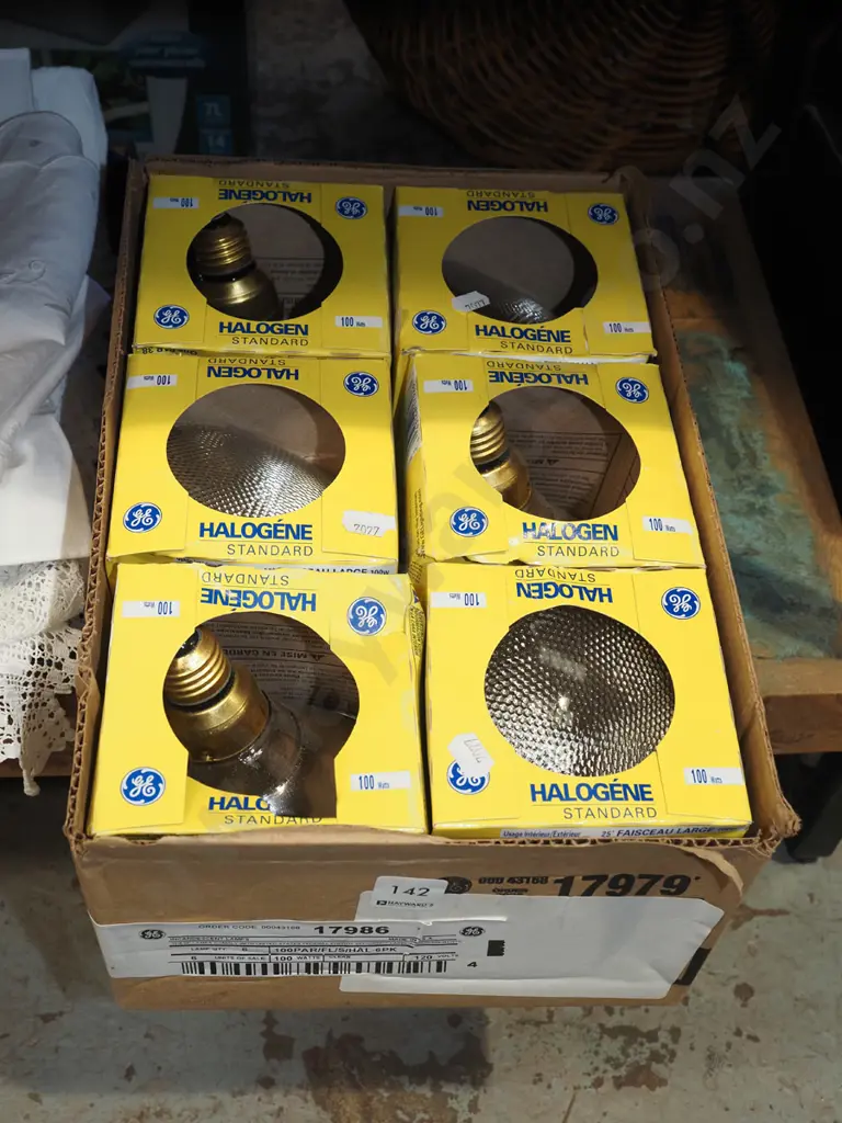 box; halogen screw in light bulbs Image 1++