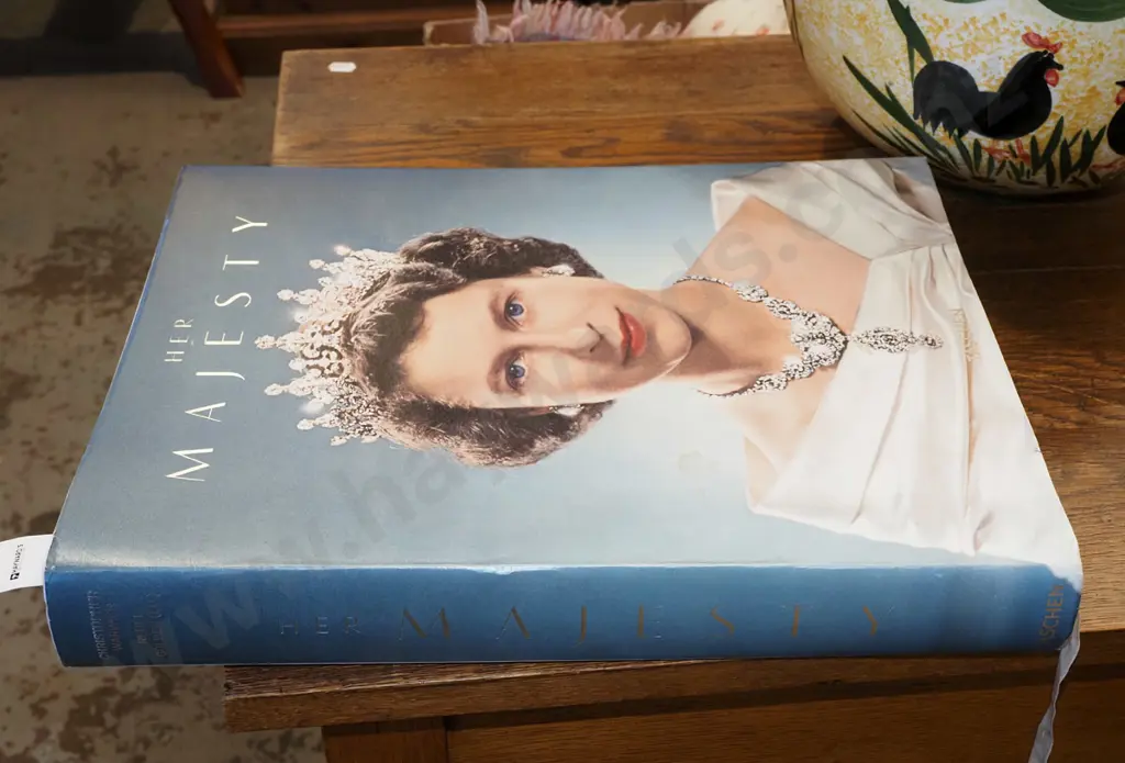 Her Majesty large format coffee table book Image 1++